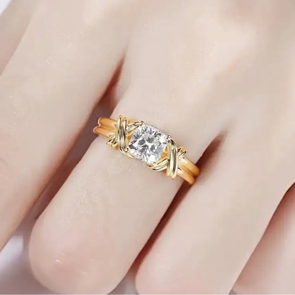 14K Elegant Promise Ring With Shiny Cubic Zirconia.